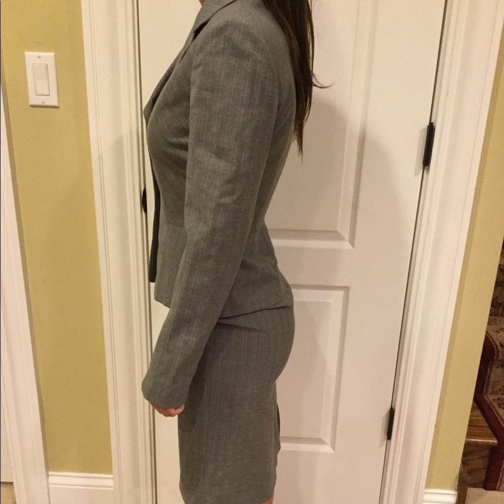 Tahari Size 2 Grey Skirt Suit Set